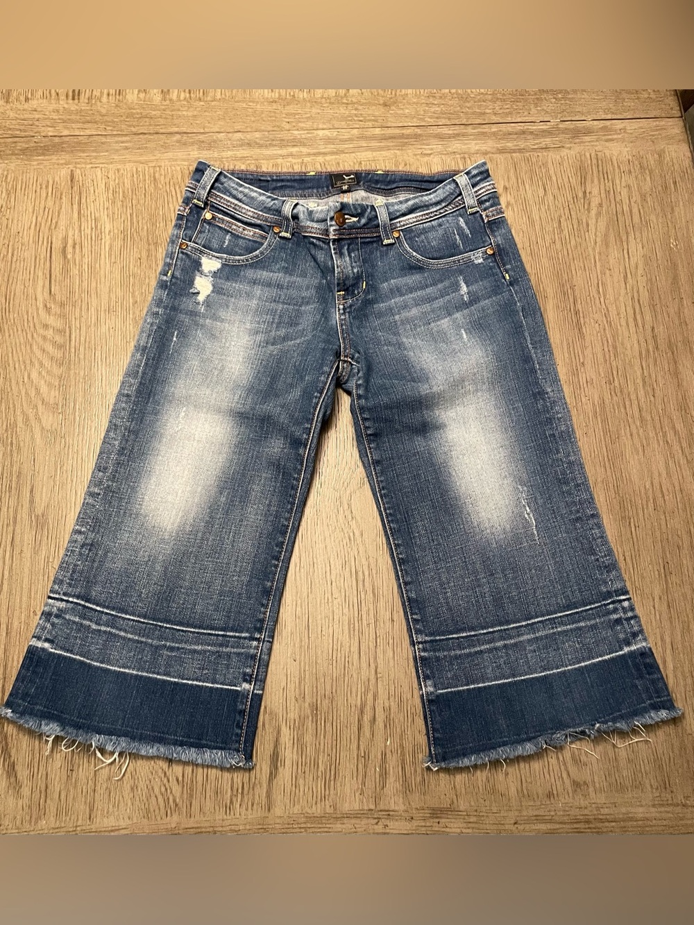 Vigoss Studio women’s Y2K cropped jeans. Size 29.
